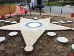 El trabajo de embaldosado y de instalación de las piedras para el camino se completó y el proyecto sólo esperaba el trabajo de jardinería.