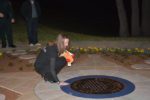 La viuda del oficial Pine, Bridget, se muestra conmovida por el monumento conmemorativo construído en honor de su finado esposo.