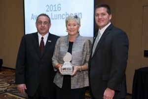 Brenda Edwards con Aaron Hicken, presidente de BSI 2016 y David Castellucci, presidente de MIA 2016. 