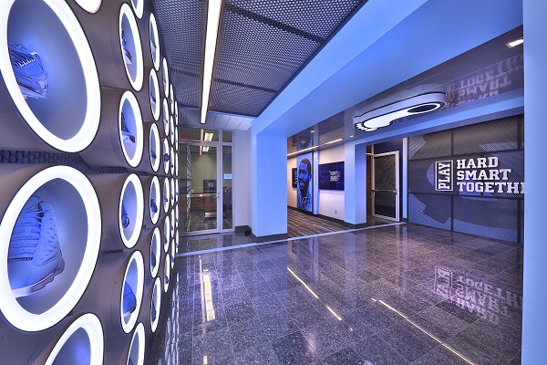 Instalación de baldosas en el centro Dean Smith de la UNC