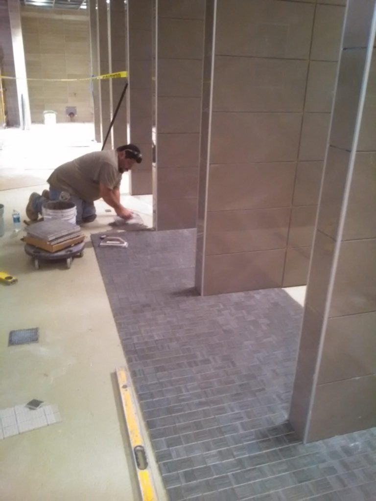 Se instalaron tiras de mosaicos en los pisos de la ducha con mortero 4-XLT de LATICRETE sobre HYDRO BAN. Fotografía de Neuse Tile Service