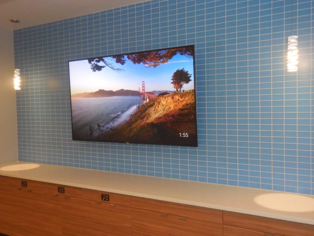 Se colocaron baldosas de vidrio de formato grande en las paredes del comedor con adhesivo para baldosas de vidrio LATICRETE enlechadas con PERMACOLOR Select y calafateadas con LATASIL. Fotografía de Neuse Tile Service