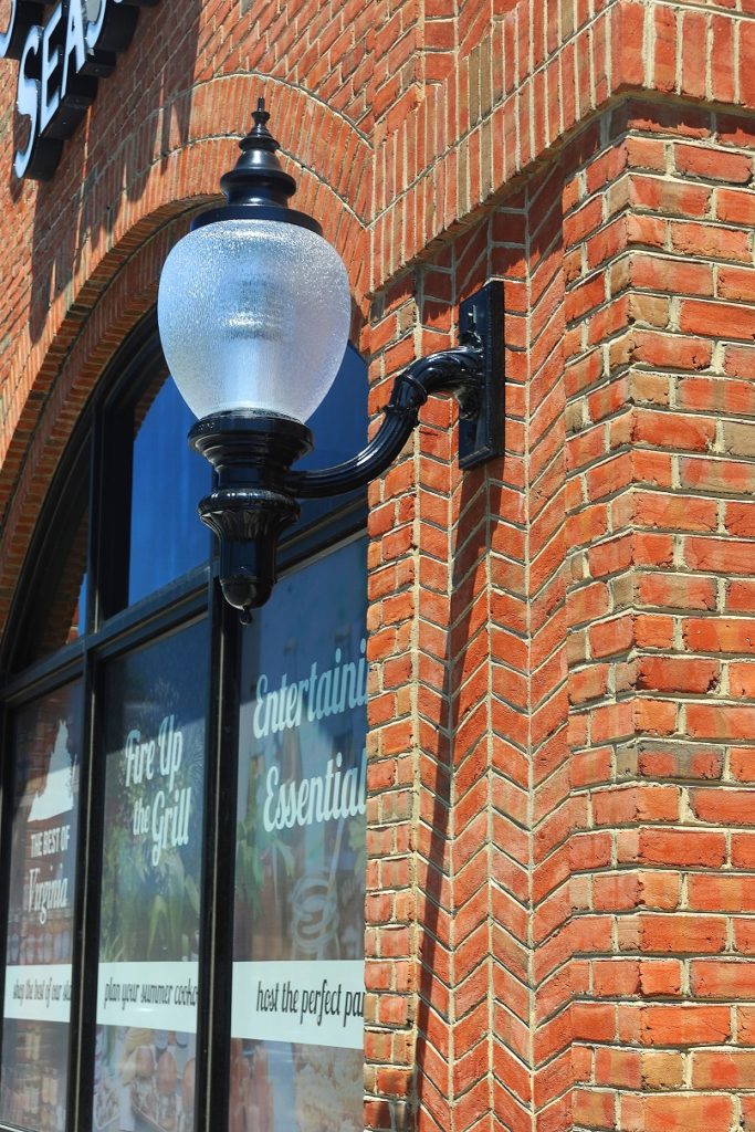 Southern Season en el Centro Comercial Libbie Mill Shopping en Richmond, Va., recibió un Premio de Bronce en los Premios Ladrillo en la Arquitectura 2016 de la Asociación de la Industria del Ladrillo, en la categoría Comercial – Tiendas al menudeo. El arquitecto fue Freeman Morgan Architects; la constructora fue Whiting-Turner Contracting Co.; y el fabricante de ladrillos fue Glen-Gery Corp. Foto de Jon Hood Photography 