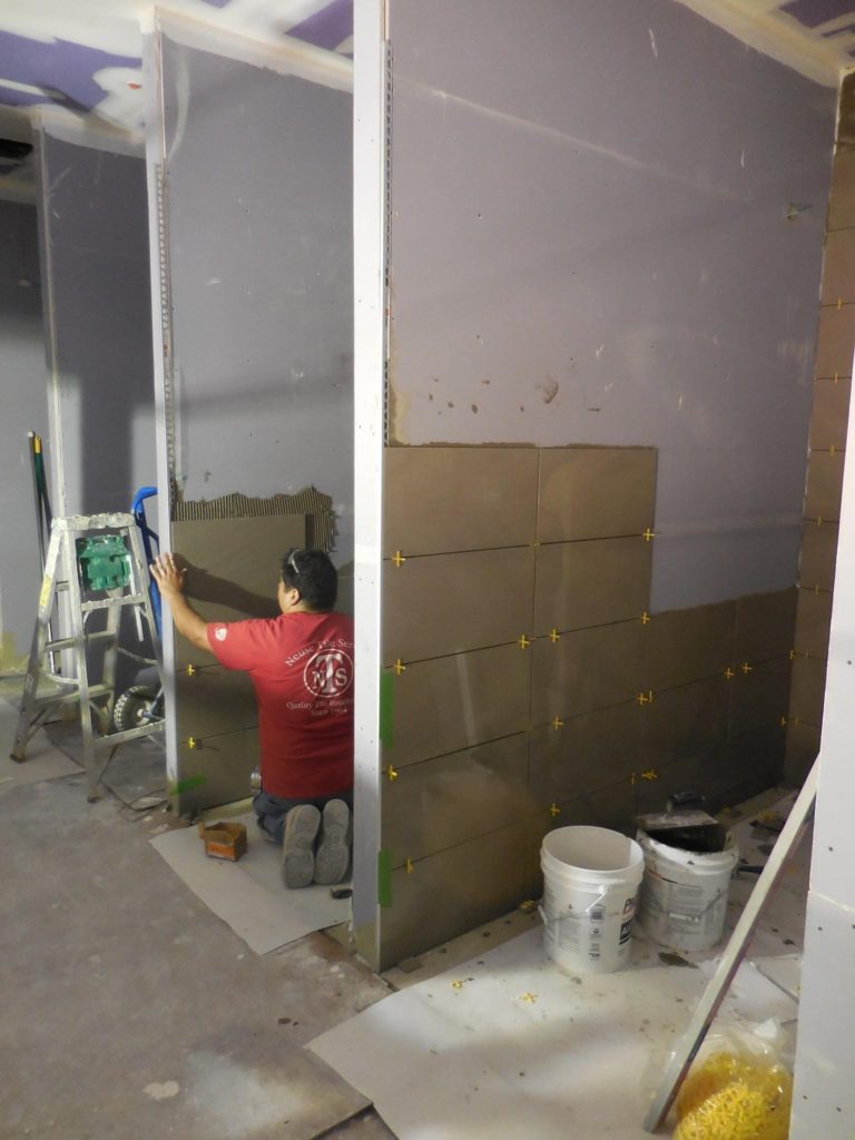 Se aplicó HYDRO BAN de LATICRETE cuidadosamente para asegurar que las renovaciones a la ducha fueran duraderas. Fotografía de Neuse Tile Service