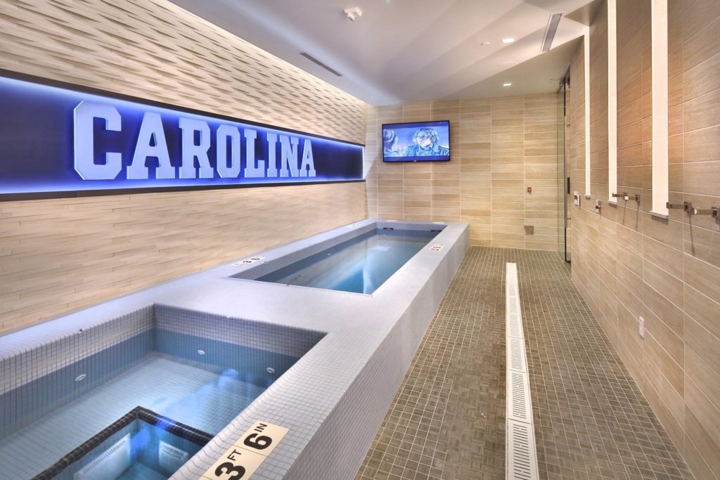 Las piscinas de spa calientes y frías se instalaron con HYDRO BAN de LATICRETE, mortero fortificado 3701 y 254 Platinum, lechada SPECTRALOCK y pasta selladora LATASIL. La piedra en las paredes arriba de los spas se instaló con 4-XLT de LATICRETE.  Fotografía de Jim Sink Photography