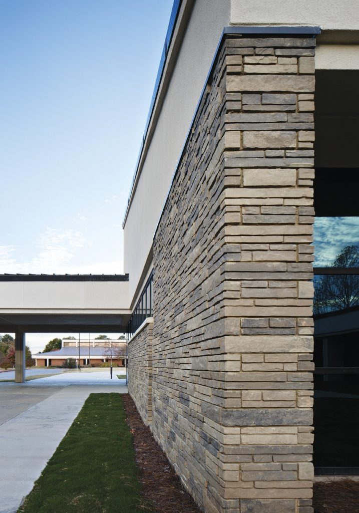 Se utilizó Lamina Stone de Echelon Masonry para los interiores y la fachada frontal de una instalación médica, con cierta flexibilidad de diseño debido a una gran variedad de formas y tamaños. Usar acabados texturizados significa que no se tiene la necesidad de colocar esquineros. 