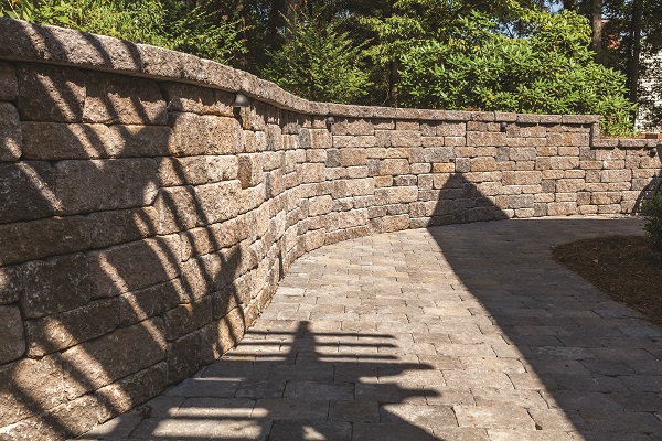 general-shale-riverside-concrete-pavers-and-buff-weathered-mosaic-retain