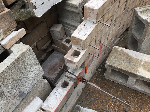 Se muestra cómo se usa una abrazadera para correr las líneas de un radio.