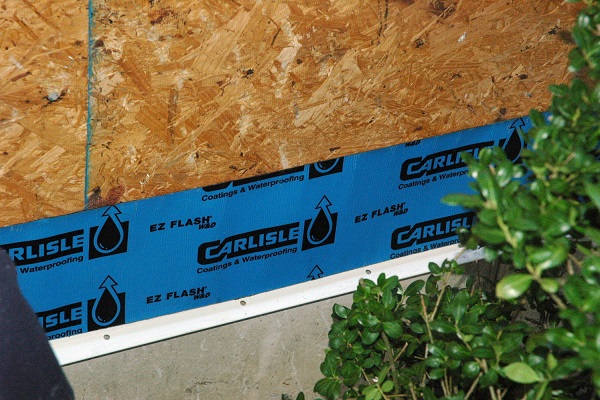 Revestimiento de drenaje instalado apropiadamente.