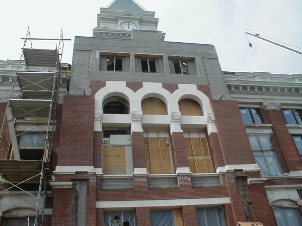 Se muestra una construcción de pared con cavidad con arcos decorativos en piedra caliza.