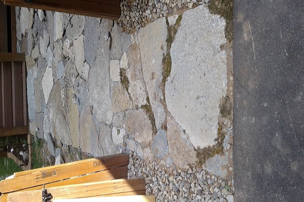 Cómo construir un patio de piedra seca con musgo