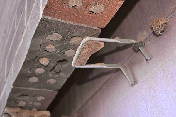 Se muestra la profundidad del empotramiento con una medida menor a las 1½ pulgadas exigidas.