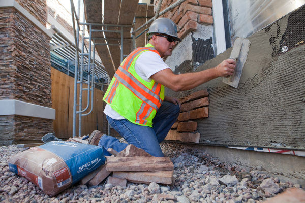 Se muestra la instalación de una capa de adherencia bien hecha.