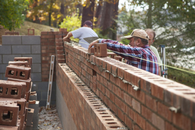 La mampostería reforzada que está conectada adecuadamente a otros componentes de una edificación puede tolerar cargas de viento altas y ofrecer una mayor protección contra los escombros levantados por el viento.