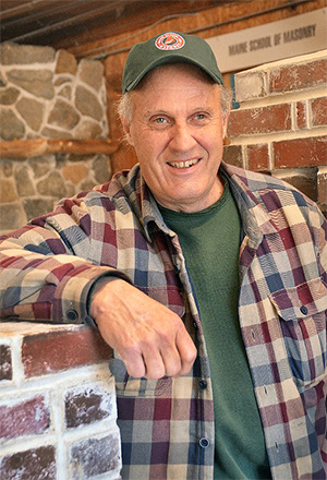 En la imagen se ve a Stephen (Mitch) Mitchell, fundador e instructor de la Escuela de Mampostería de Maine.