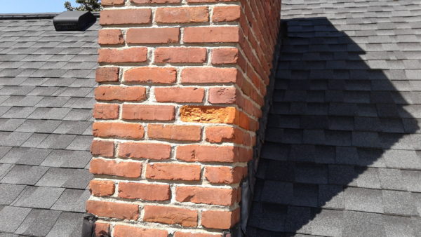 El ladrillo desconchado de esta chimenea necesita reparac