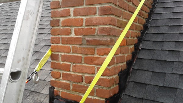 Se muestra el ladrillo de la chimenea reparado y acabado.